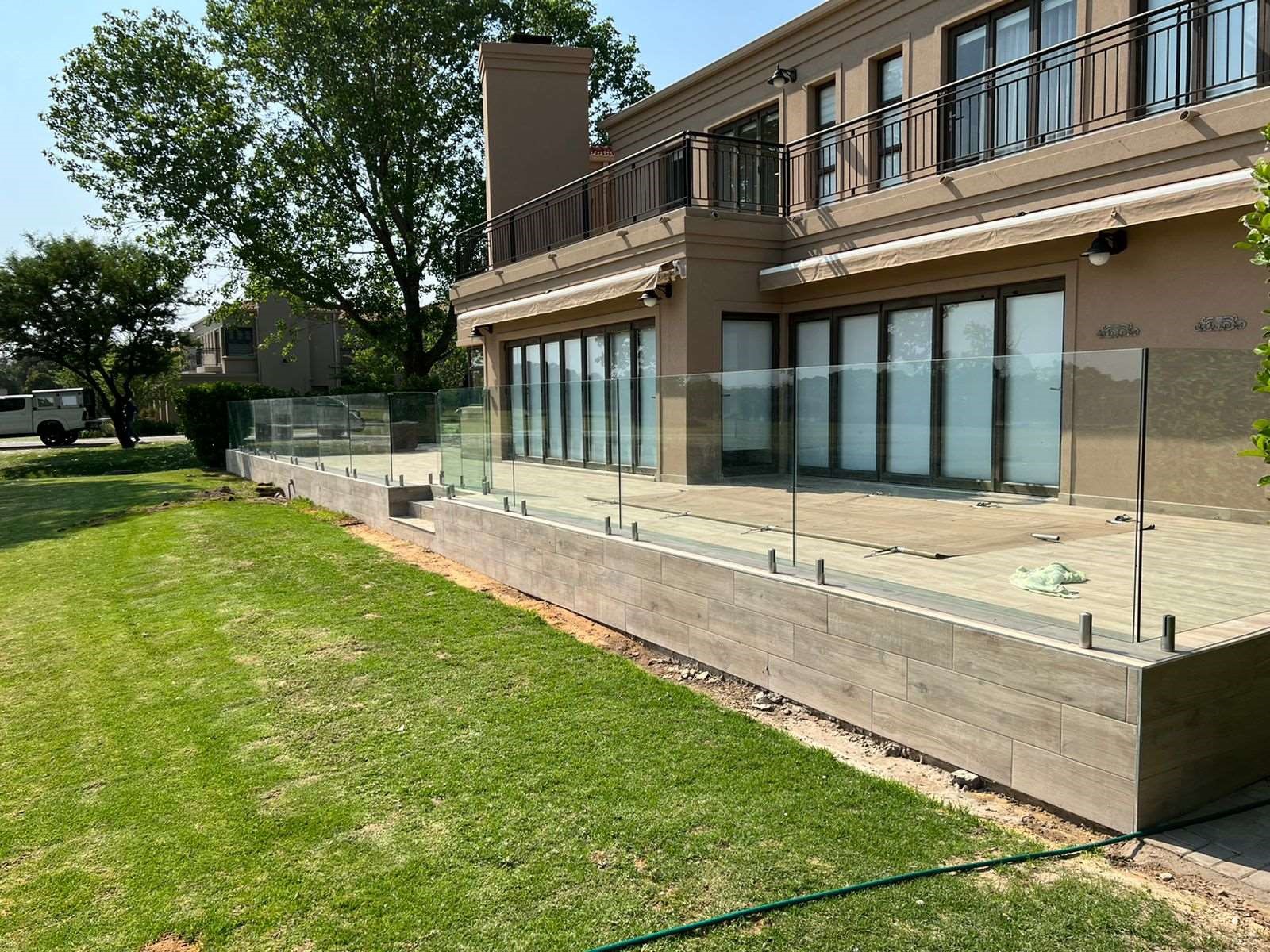Club Milos Vaal River — Frameless Balustrading aluminium and glass installation
